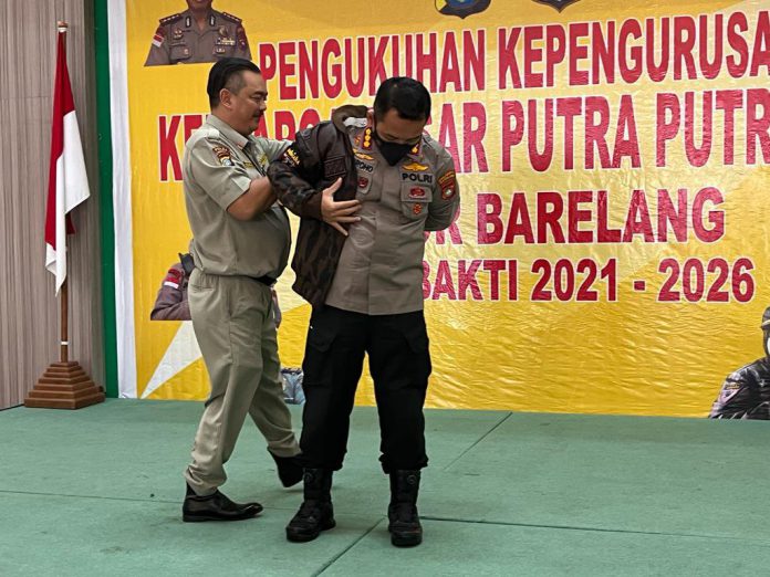 Ketua PD KBPP Polri Propinsi Kepri, Widiastadi menyematkan jaket kehormatan kepada Kapolres Barelang Kombes Nugroho Tri Nuryanto di PIH Hotel Batam, Sabtu (29/1). Foto: Dok Polresta Barelang