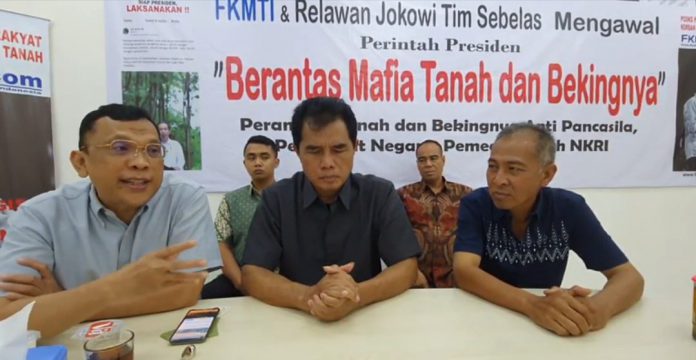 Ketua FKMTI SK Budiardjo (kiri) bersama anggota Komisi II DPR RI Riyanto (tengah) saat diskusi di Kantor FKMTI, Jakarta. (Foto: Dok FKMTI)