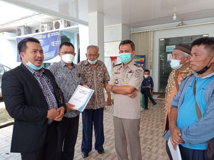 Tim Advokasi FKMTI bersama korban mafia tanah Kota Prabumulih saat menyambangi kantor ATR/BPN Kota Prabumulih, Senin (24/1). Foto: Dok FKMTI