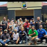 Bersama Insan Pers, Kapolsek Ngasem Beri Ucapan Hari Pers Nasional Dengan Potong Tumpeng