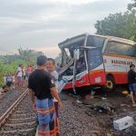 Kecelakaan Maut, Bus Harapan Jaya Dihantam Kereta Api di Perlintasan Tanpa Palang Pintu Tulungagung