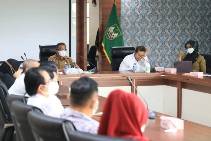 Rapat tindak lanjut pembahasan perkembangan kasus Covid-19 dan evaluasi PPKM di luar Jawa dan Bali di Kantor Wali Kota Batam, Senin (7/2). Foto: Diskominfo Batam