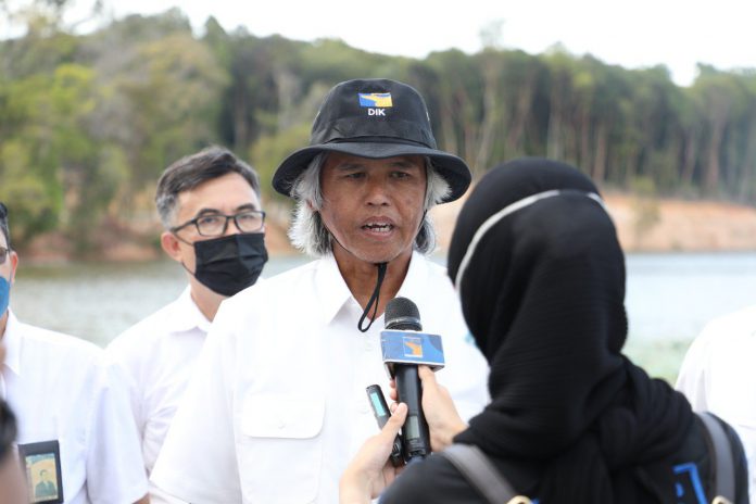 Kepala BP Batam, Muhammad Rudi meninjau progres pembangunan Taman Kolam Sekupang, pada Senin (31/01/2022). Foto: Dok BP Batam