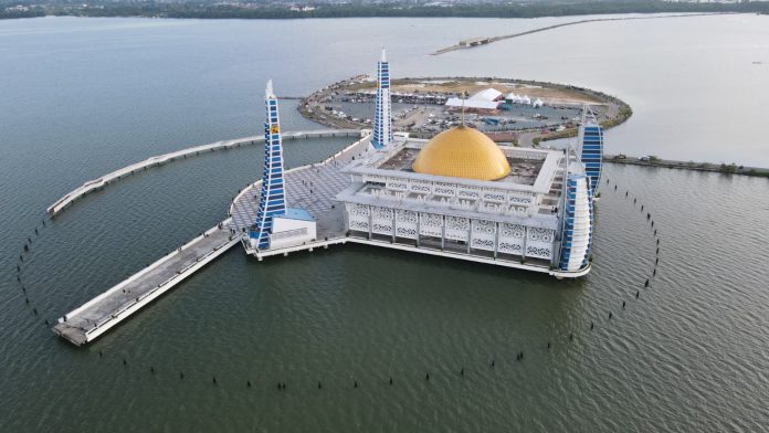 Lokasi puncak acara HPN 2022 di Masjid Al- Alam, Kota Kendari, Provinsi Sulawesi Tenggara yang dijuluki dengan nama masjid terapung. Foto: Armando Loho/HPN2022
