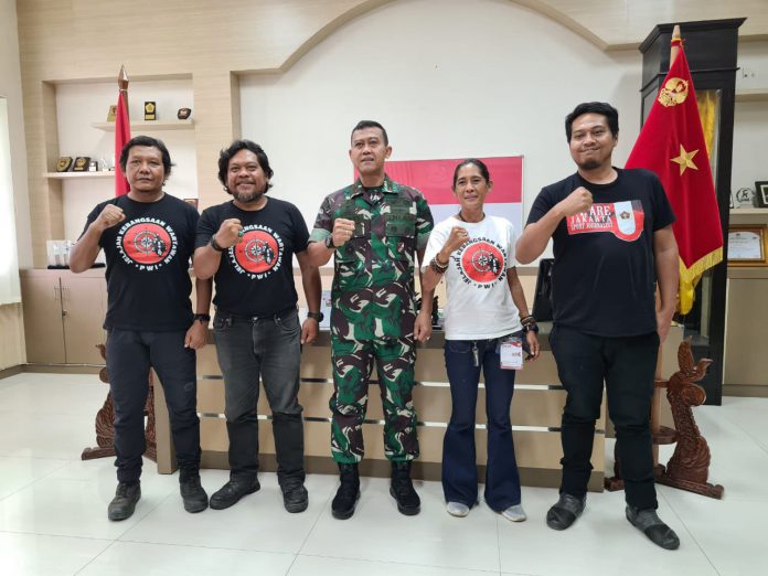 Tim JKW-PWI mengunjungi Markas Komando Resor Militer (Makorem) 143/Halu Oleo, di Kendari Sulteng, Selasa (9/2). Foto: Dok JKW-PWI