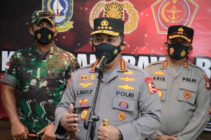 Kapolri Jendral Listyo Sigit Prabowo memberkan keterangan saat meninjau kawasan Terminal Feri Bandar Bintan Telani, Rabu (9/2). Foto: Diskominfo