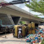 Sampah Kotori Laluan Madani, Truk Milik DLH Batam Terbalik