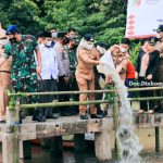 Bupati Winarti Melakukan Penebaran Benih Ikan 50 Ribu Lebih di Sungai Tulang Bawang Bupati Winarti Saat Melakukan Penebaran Benih Ikan, Selasa (1/3/2022). Dokumentasi: Kominfo Humas Tuba.