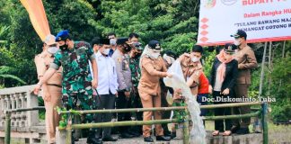 Bupati Winarti Melakukan Penebaran Benih Ikan 50 Ribu Lebih di Sungai Tulang Bawang Bupati Winarti Saat Melakukan Penebaran Benih Ikan, Selasa (1/3/2022). Dokumentasi: Kominfo Humas Tuba.