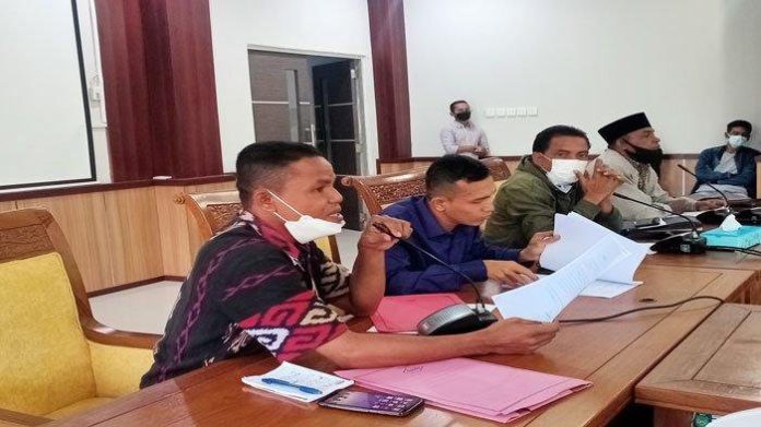 15-16-11-pekerja-pt-bintang-terang-sejati-mengadukan-nasib-mereka-ke-dprd-batam5835824650046829034.jpg