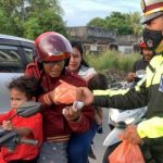 Sat Lantas Polres Karimun Bagi paket Takjil ke Pengendara