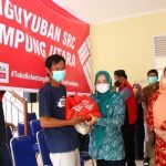 Ketua Tim Penggerak PKK Kabupaten Lampung Utara Bagikan Sembako Pada Petugas Kebersihan dan Sopir Ketua TP PKK bagikan sembako pada sopir dan petugas kebersihan, Rabu (20/04) Dok.foto: Kominfo