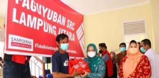 Ketua Tim Penggerak PKK Kabupaten Lampung Utara Bagikan Sembako Pada Petugas Kebersihan dan Sopir Ketua TP PKK bagikan sembako pada sopir dan petugas kebersihan, Rabu (20/04) Dok.foto: Kominfo