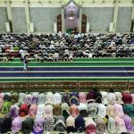 Walikota Rudi dan Ribuan Jamaah Padati Salat Tarawih Perdana di Masjid Agung Batam