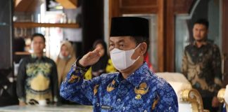 H. Budi Utomo Ikuti Upacara Hari Kebangkitan Nasional Secara Virtual Di Rumah Dinas Bupati Lampura saat ikuti upacara Hari Kebangkitan Nasional di rumah dinas jabatan, Jumat 20/05 (Dok.foto:gustami)