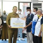 Gubernur Ansar Serahkan Bantuan RT/RW di Kabupaten Bintan