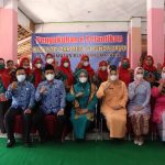 Ketua TP-PKK Kukuhkan Tim Penggerak PKK Desa dan Bunda PAUD Se-kecamatan Blambangan Pagar Hj. Nur Endah Sulastri bersama Ketua Tim PKK Desa dan Bunda Paud Kecamatan Blambangan Pagar, Selasa (17/05). dok foto: Gustami