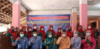 Ketua TP-PKK Kukuhkan Tim Penggerak PKK Desa dan Bunda PAUD Se-kecamatan Blambangan Pagar Hj. Nur Endah Sulastri bersama Ketua Tim PKK Desa dan Bunda Paud Kecamatan Blambangan Pagar, Selasa (17/05). dok foto: Gustami