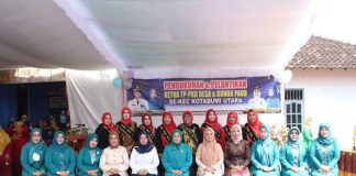 Hj. Nur Endah Sulastri,S.Pd., M.M. Hadiri Pengukuhan dan Pelantikan Ketua TP-PKK Desa dan Bunda Paud Se-kecamatan Kotabumi Utara Hj.Nur Endah Sulastri foto bersama usai Pelantikan dan pengukuhan Bunda PAUD dan pelantikan TP-PKK Se-kecamatan Kotabumi Utara, Kamis (19/05) Dok.foto: Kominfo