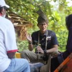 Momen Haru Sandiaga Uno Bantu Petugas Kebersihan Desa Bakau Serip Batam