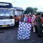 Bupati Lampura Hadiri Pelepasan Keberangkatan Calon Jamaah Haji di Stadion Sukung
