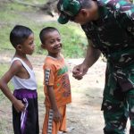 Dandim Bengkalis Berbincang Dengan ll Anak Desa Saat Cek Lokasi TMMD
