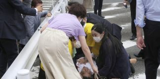 Eks PM Jepang Ditembak saat Membuat Pidato Pemilihan Eks PM Jepang, Shinzo Abe tergeletak usai ditembak (foto/twittter/artcosmoz)