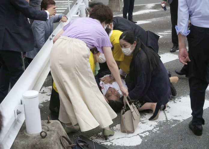 Eks PM Jepang, Shinzo Abe tergeletak usai ditembak (foto/twittter/artcosmoz)