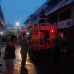 Kebakaran di Nagoya, Polsek Lubuk Baja Sigab Bantu Padamkan si Jago Merah