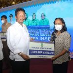 Rudi Serahkan Insentif kepada 1.342 Guru Swasta di 7 Kecamatan