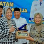 Marlin Bertukar Cenderamata dengan Ketua TP PKK Sibolga