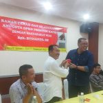 Idesokhi Waruwu Menerima Simbolis Sebagai Tanda Sahnya Masuk Sebagai Kader PDI-P