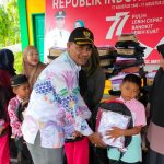 Pemdes Pambang Pesisir Serahkan Bantuan Seragam Sekolah