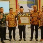 Husni Merza Terima Penghargaan dari KPAP Riau pada Rakorda KPA se Riau