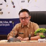 Upaya Tindak Lanjut Antisipasi Obat Sediaan Sirup Terkait Gangguan Ginjal Akut Atipikal Kepala Dinas Kesehatan Kabupaten Bengkalis, dr.Ersan Saputra, TH saat memimpin rapat di aula rapat Dinas Kesehatan, Selasa (1/11/2022) Foto: Humas