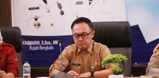 Upaya Tindak Lanjut Antisipasi Obat Sediaan Sirup Terkait Gangguan Ginjal Akut Atipikal Kepala Dinas Kesehatan Kabupaten Bengkalis, dr.Ersan Saputra, TH saat memimpin rapat di aula rapat Dinas Kesehatan, Selasa (1/11/2022) Foto: Humas