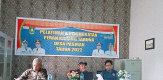 Pemdes Pasiran Gelar Pelatihan dan Peningkatan Karang Taruna Kepala Desa Pasiran, Sopian dan narasumber karang taruna saat adakan pelatihan, Rabu (3/11/2022) Foto by mira