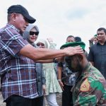 Edy Rahmayadi Pakaikan Baret kepada Putranya Taruna TNI Gilang Prasetya