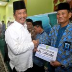Wali Kota Rudi Salurkan Insentif Guru Ngaji
