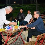 Presiden Jokowi Bersama Para Menteri Makan Nasi Goreng dan Mie Godog di Tengah Alam Hutan IKN