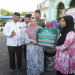 Bupati Kasmarni Serahkan Bantuan saat Safari Ramadhan di Senggoro