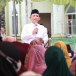 Nyebrang ke Desa Kelong, Gubernur Ansar Teraweh di Masjid Al Maruf