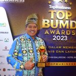 Top Pembina Awards BUMD 2023 diberikan kepada Bupati Siak Alfedri oleh Majalah Top Business