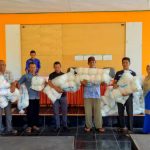 Dari Anggaran APBDes, Pemdes Pambang Pesisir Serahkan Bantuan Alat Tangkap Ikan Kepada 25 Nelayan