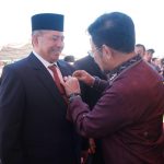 Penghargaan Satyalancana Wira Karya Pembangunan Bidang Pertanian dari Jokowi untuk Bupati Siak