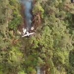 TNI Bantu Evakuasi Korban Kecelakaan Pesawat Semuwa Air di Papua