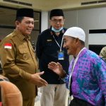 Gubernur Kepri Ansar Ahmad Menyambut Langsung Kepulangan Jemaah Haji Kloter 1 Kepri