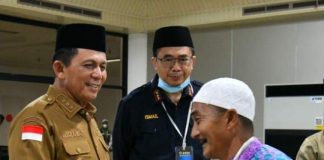 Gubernur Kepri Ansar Ahmad Menyambut Langsung Kepulangan Jemaah Haji Kloter 1 Kepri