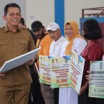 Gubernur Ansar Serahkan Insentif dan Bantuan Hiba Rp 62 Miliar di Kota Batam