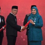 Gubernur Kepulauan Riau dan Ketua TP-PKK Provinsi Kepri Dewi Kumalasari Ansar menerima Penghargaan Manggala Karya Kencana dari BKKBN RI